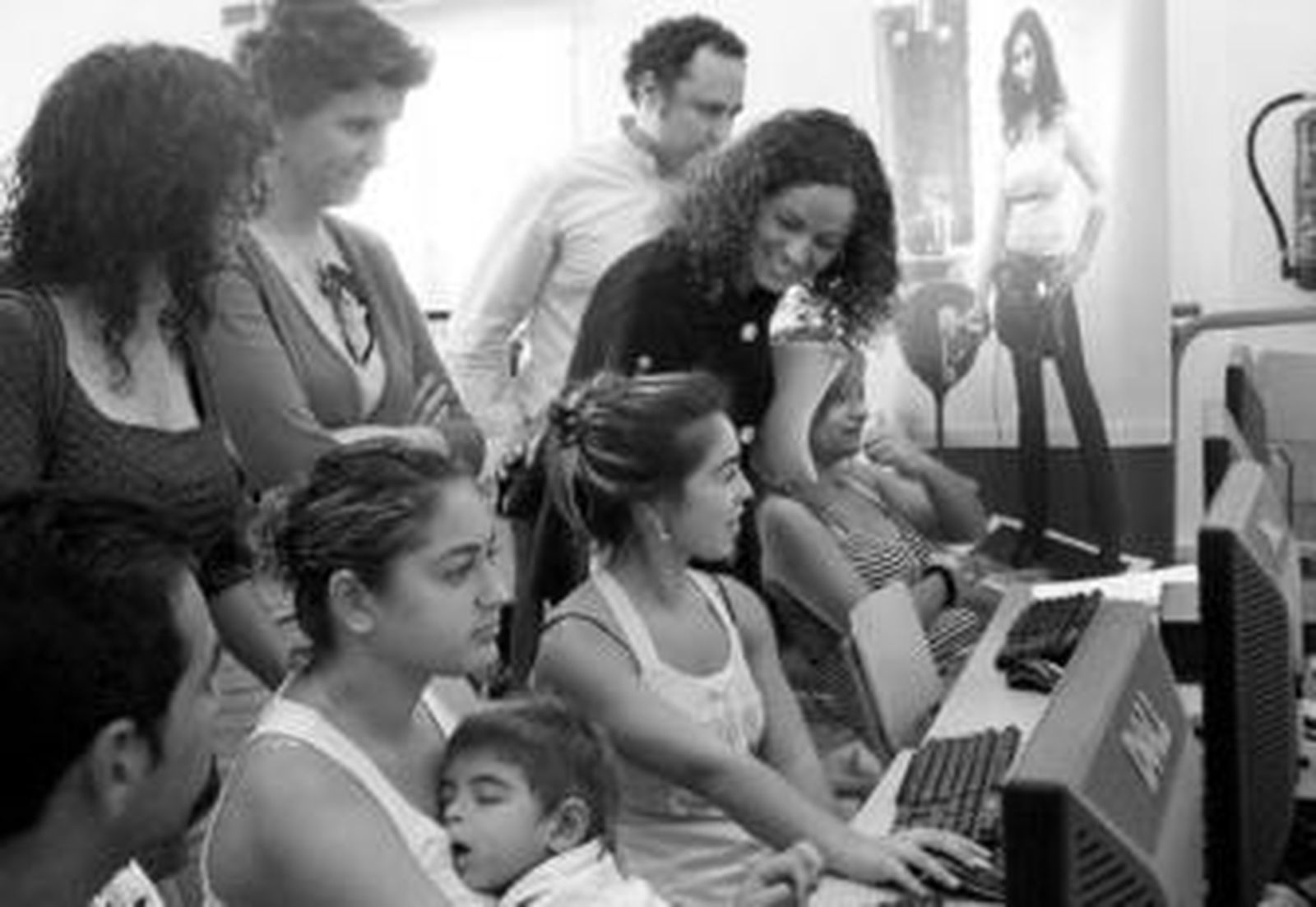 La delegada de Innovación, Sonia Rodíguez, junto con algunas beneficiarias de este nuevo servicio.