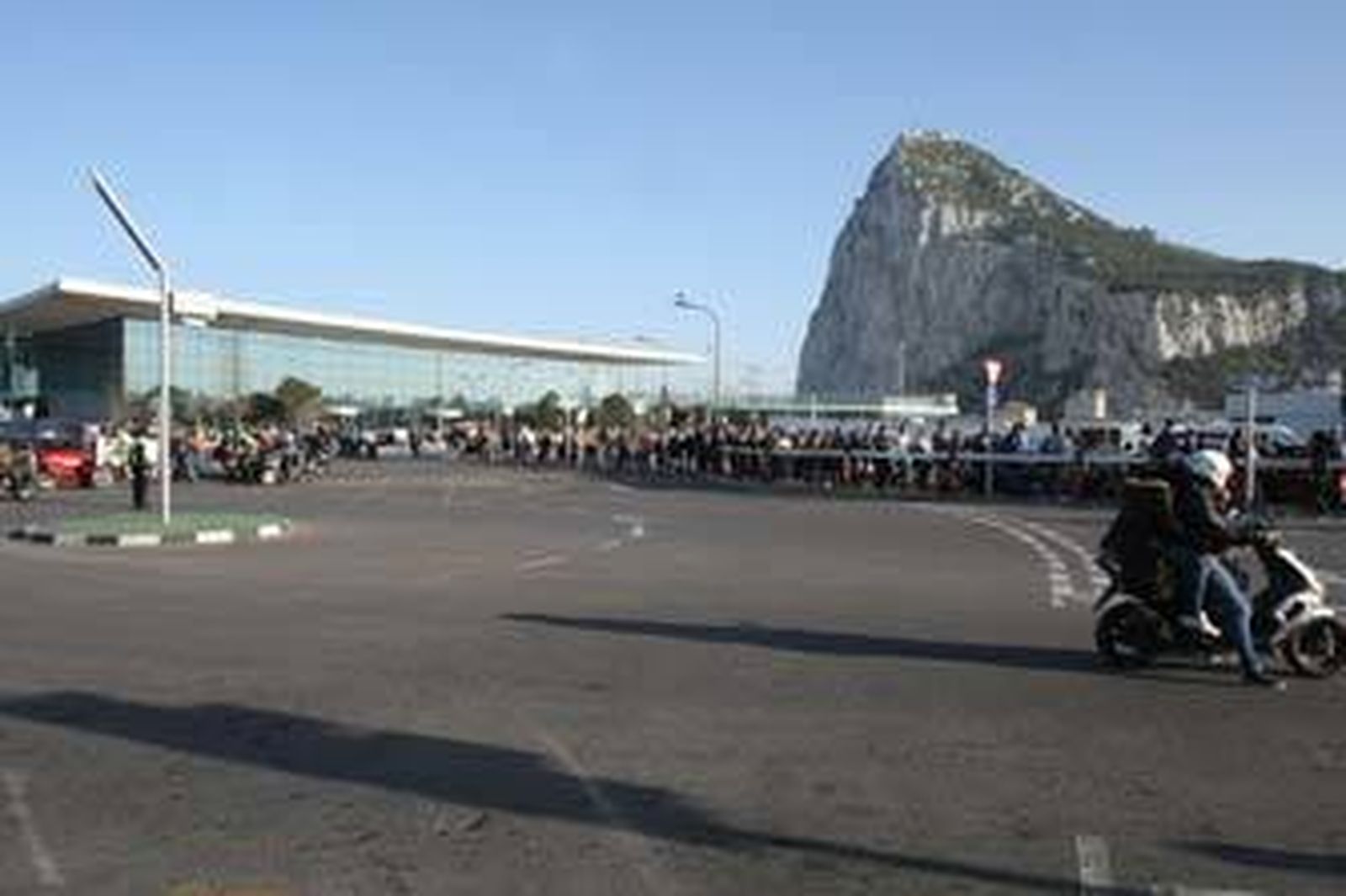 Imagen de las colas registradas ayer en la frontera con Gibraltar.