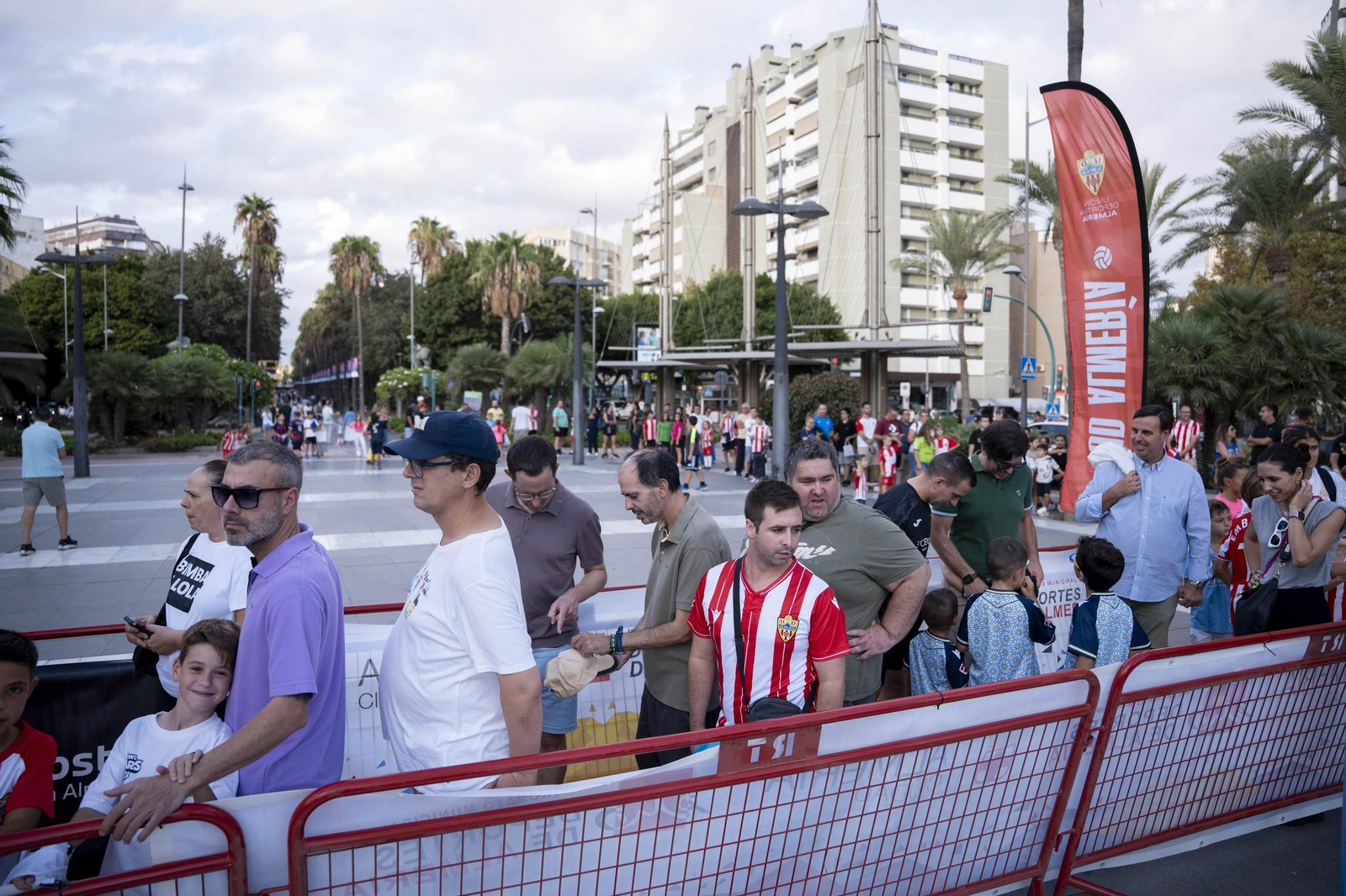 Los jugadores de la UDA Thalys y Andrés firman autógrafos