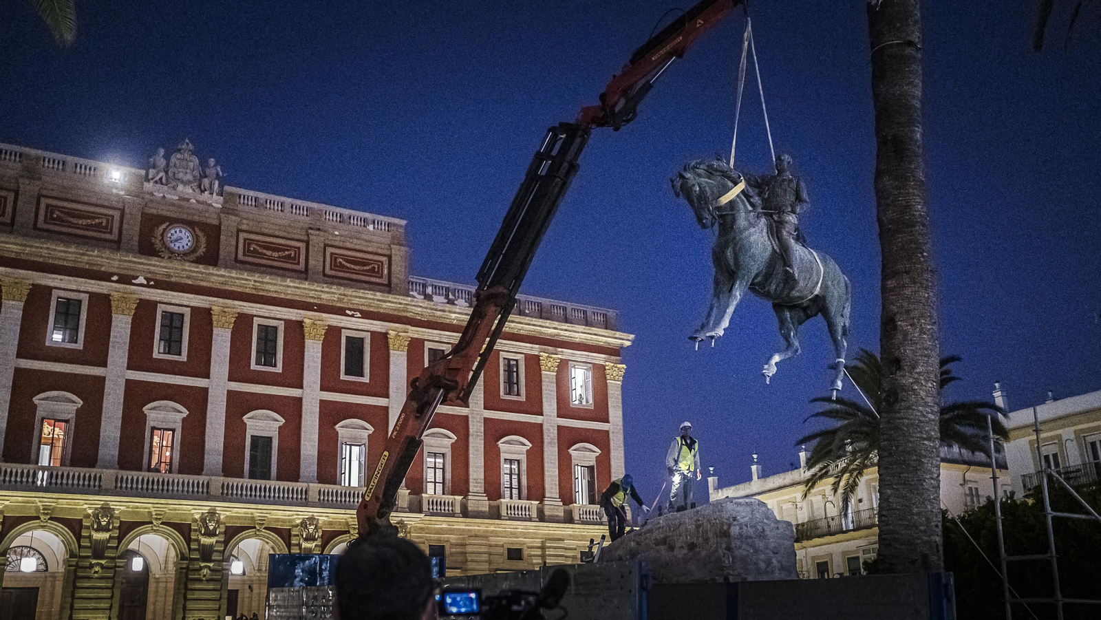 Retirada la estatua del general Varela de la plaza del Rey en San Fernando