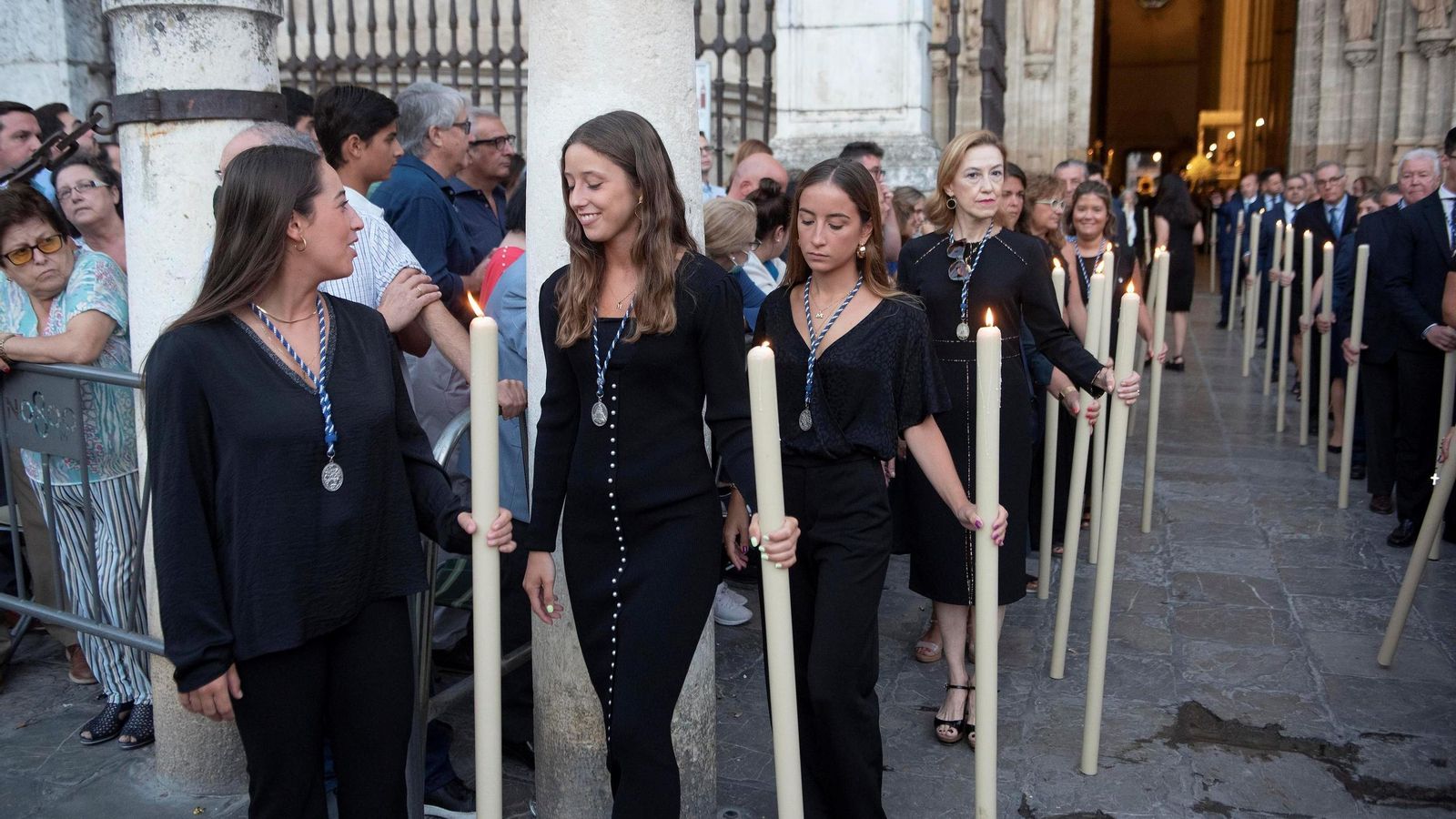 Integrantes de la Asociación de Fieles de la Virgen de los Reyes y San Fernando.