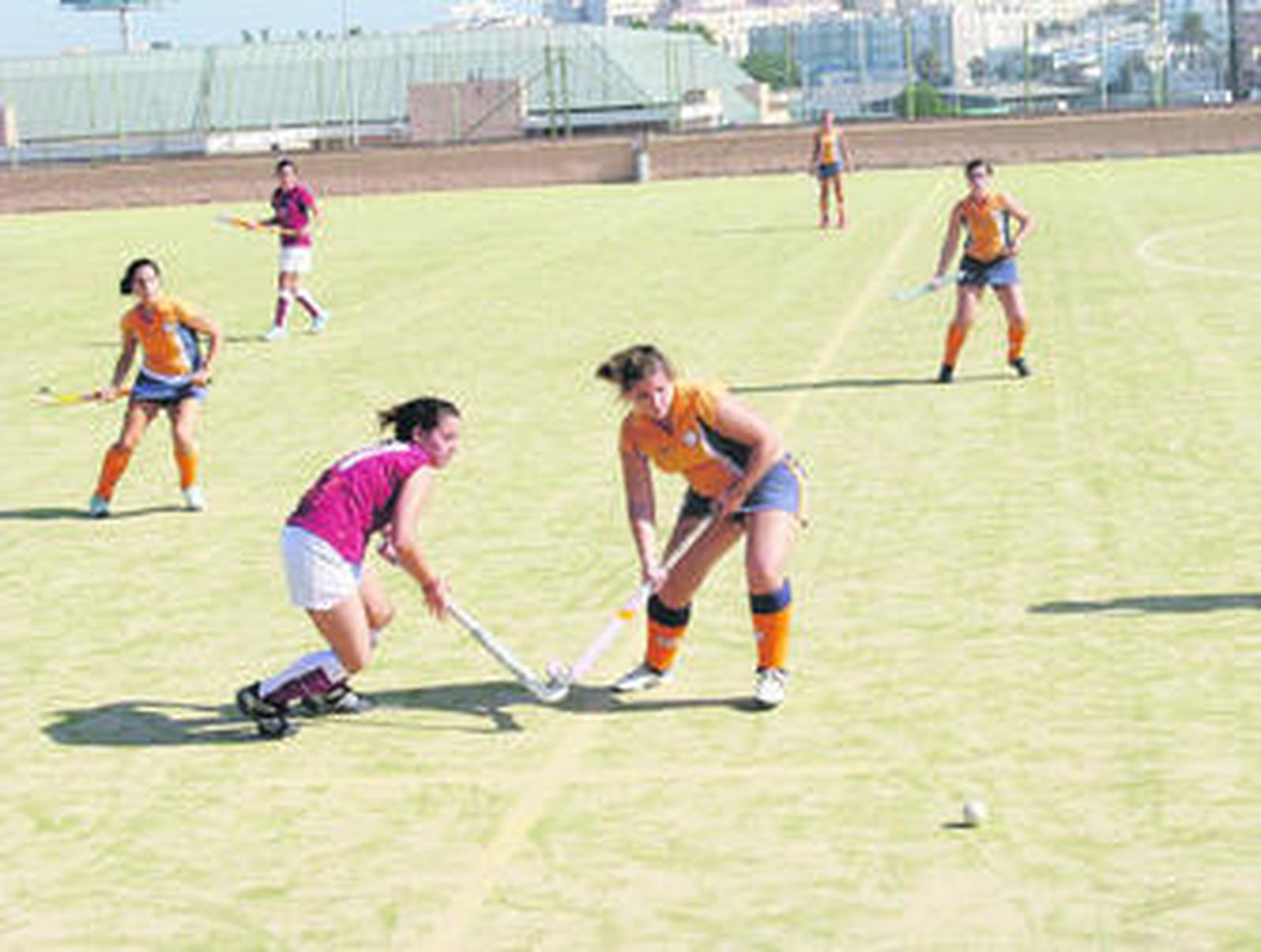 Lourdes Pavón pugna con una jugadora valenciana.