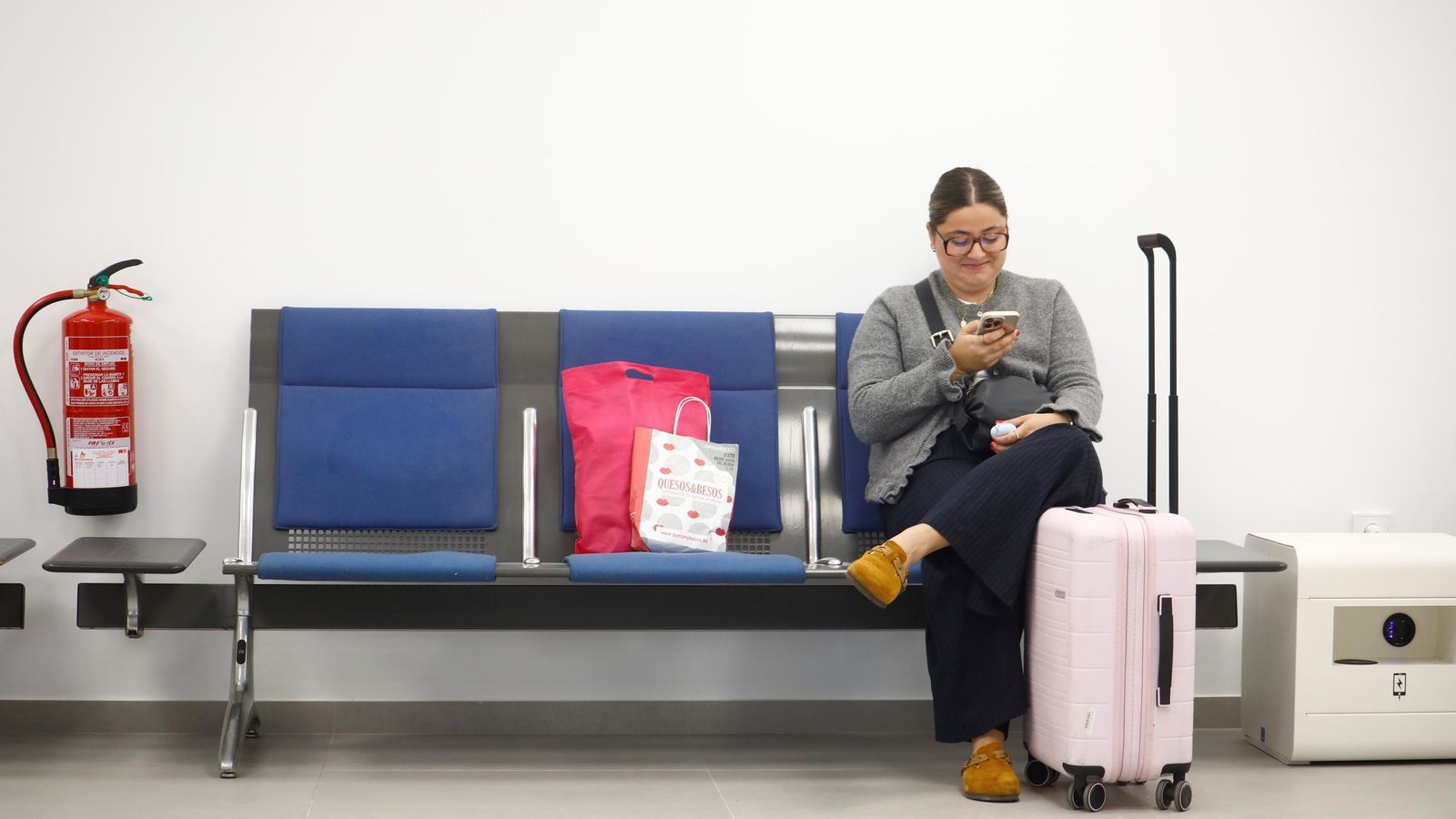 Una pasajera, en la sala de espera del aeropuerto cordobés.