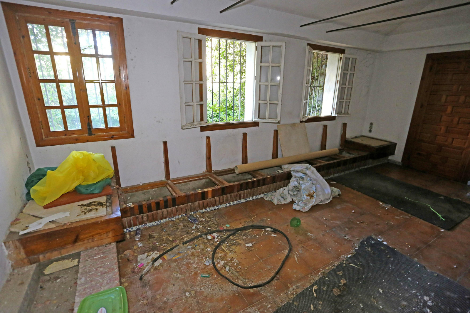 Imágenes de los destrozos y expolio en el restaurante EL Bosque