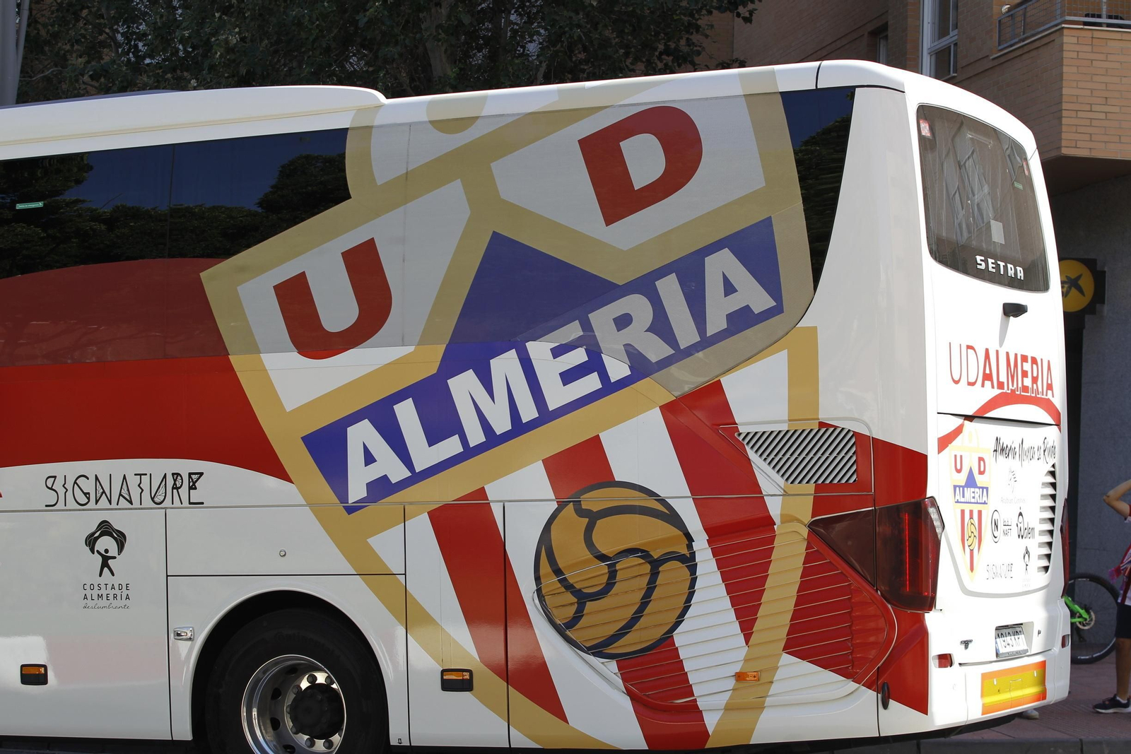 Fotogalería de la afición del Almería antes del partido ante el Girona