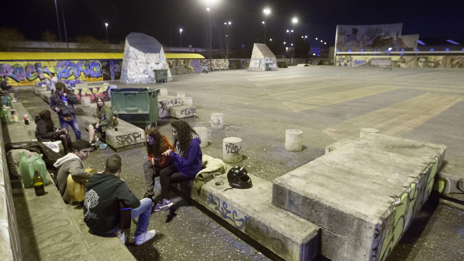 Un pequeño grupo de jóvenes usa el botellódromo  antes de que se instalara el vallado.