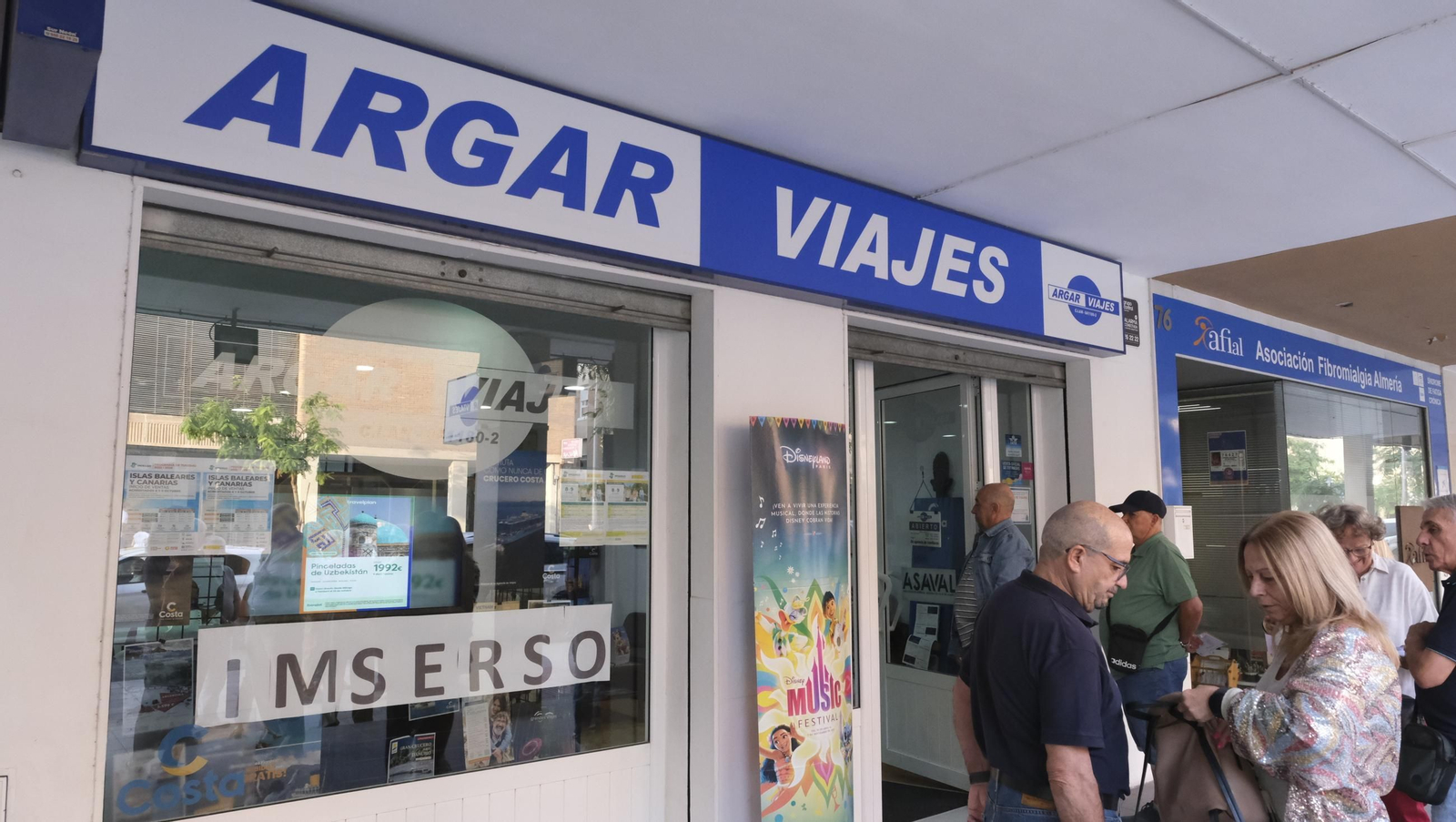 Colas por un viaje del IMSERSO, en imágenes