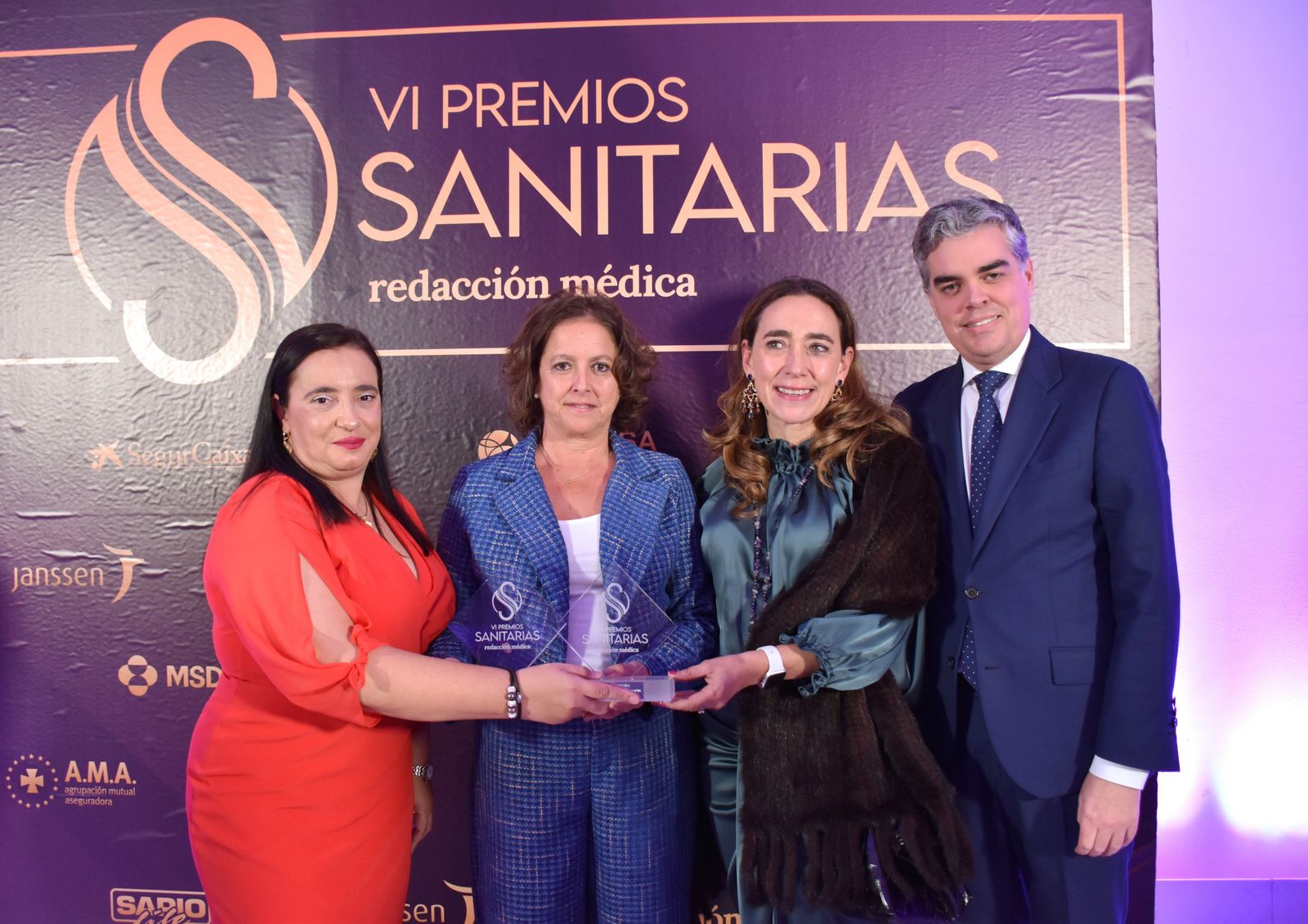 García Rescalvo, primera a la izquierda, junto a la consejera de Salud y Consumo, Catalina García, también premiada