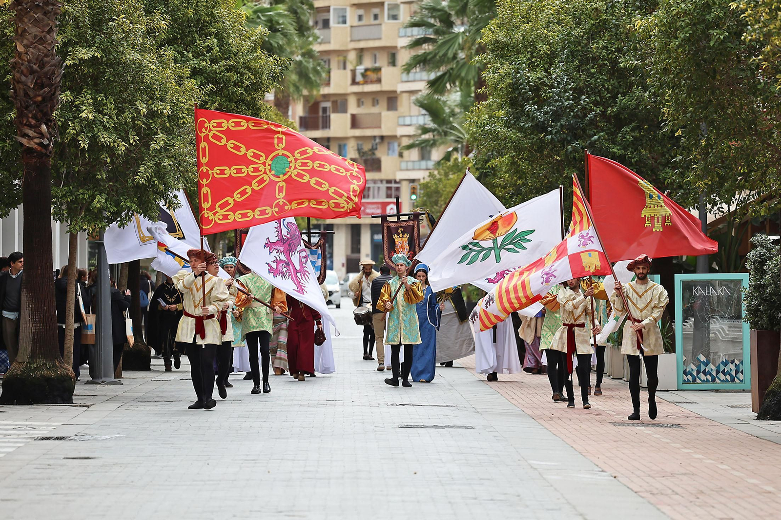 Imágenes del pasacalles de la Feria Medieval de Palos de la Frontera por las calles de Huelva