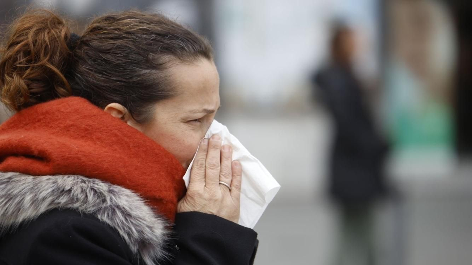 Una mujer con claros síntomas de malestar.