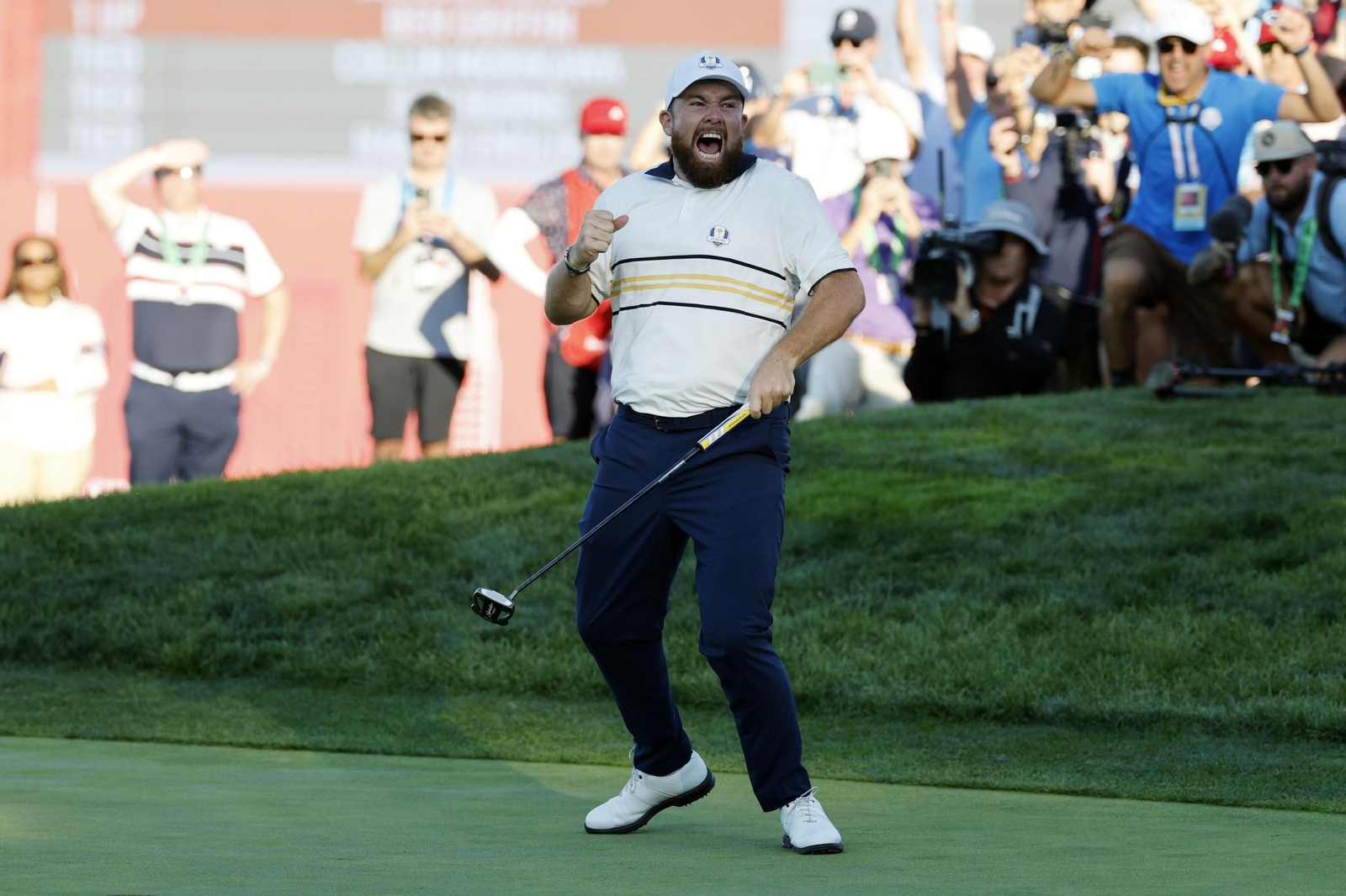 Shane Lowry celebra el 'putt' decisivo para asegurar el triunfo para Europa. Shane Lowry celebra el 'putt' decisivo para asegurar el triunfo para Europa.