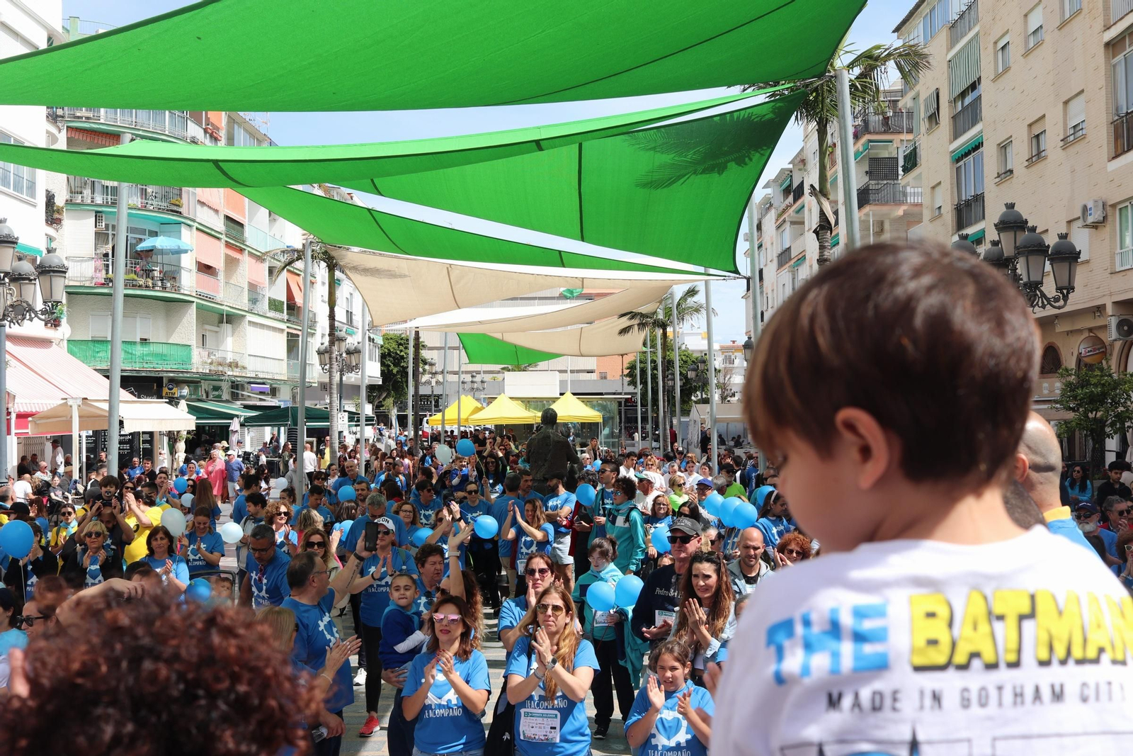 Una marea azul inunda Torremolinos para visibilizar el autismo