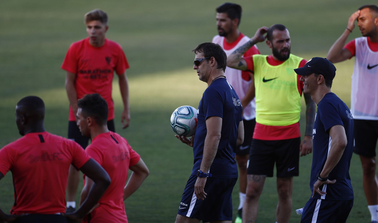 Lopetegui durante un sesión de entrenamiento del Sevilla con Pozo al fondo.