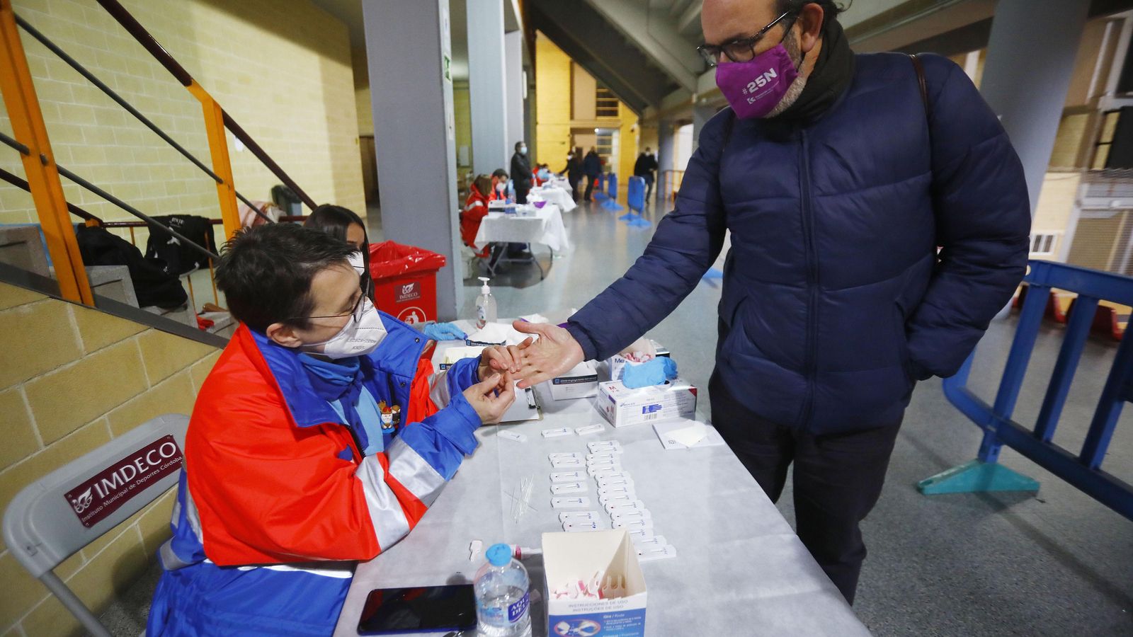 Un profesional de la enseñanza se realiza un test de antígenos en Vista Alegre.