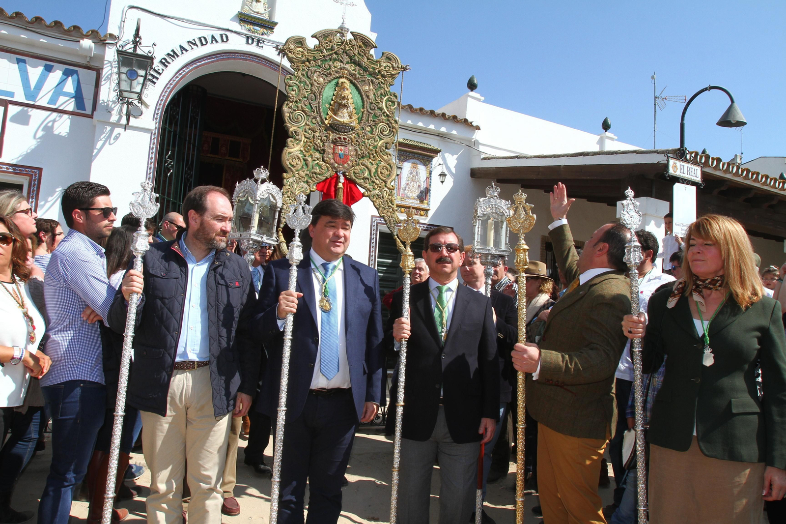 La Hermandad de Huelva se presenta ante la Virgen del Rocío en su peregrinación a la aldea almonteña