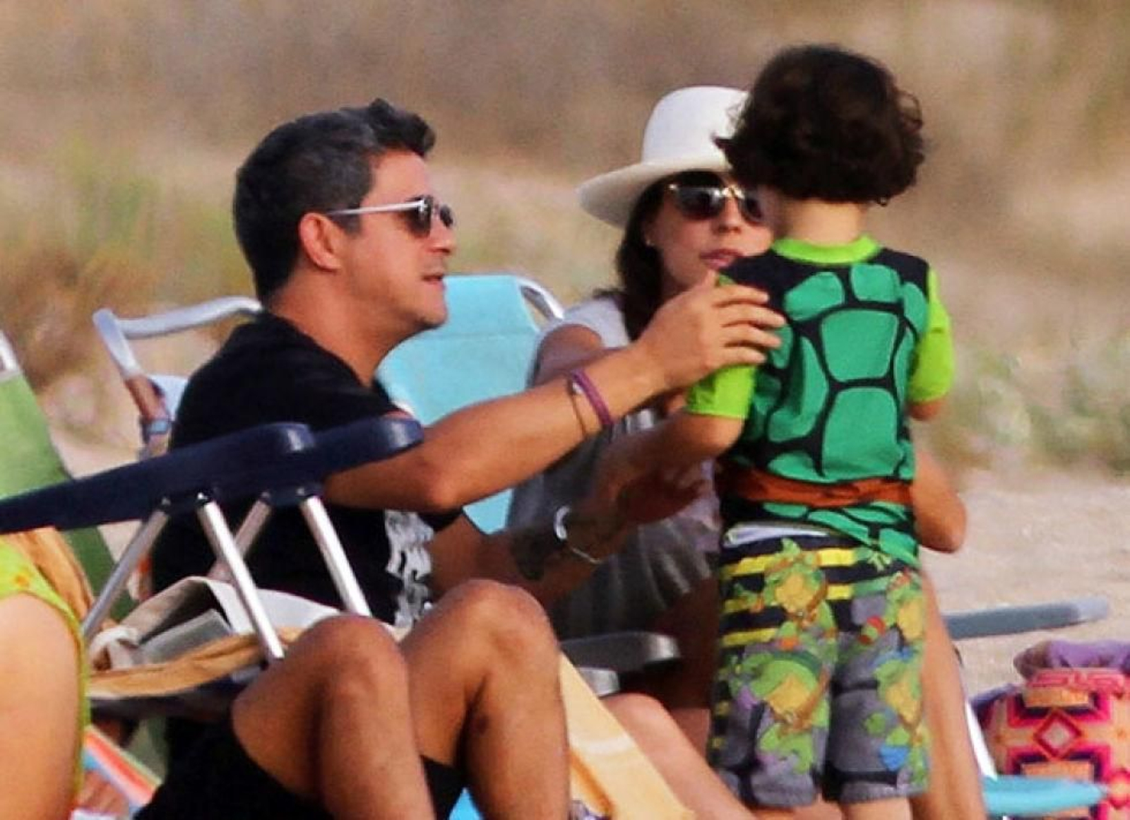 Dylan, el hijo de Alejandro Sanz, habla cinco idiomas y canta 'por' Los Beattles