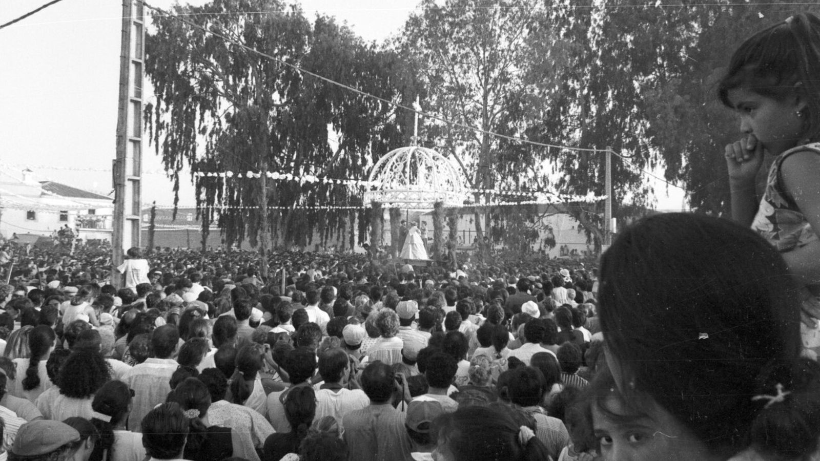 Las camaristas colocan el guardapolvo a la Virgen. Agosto de 1991.