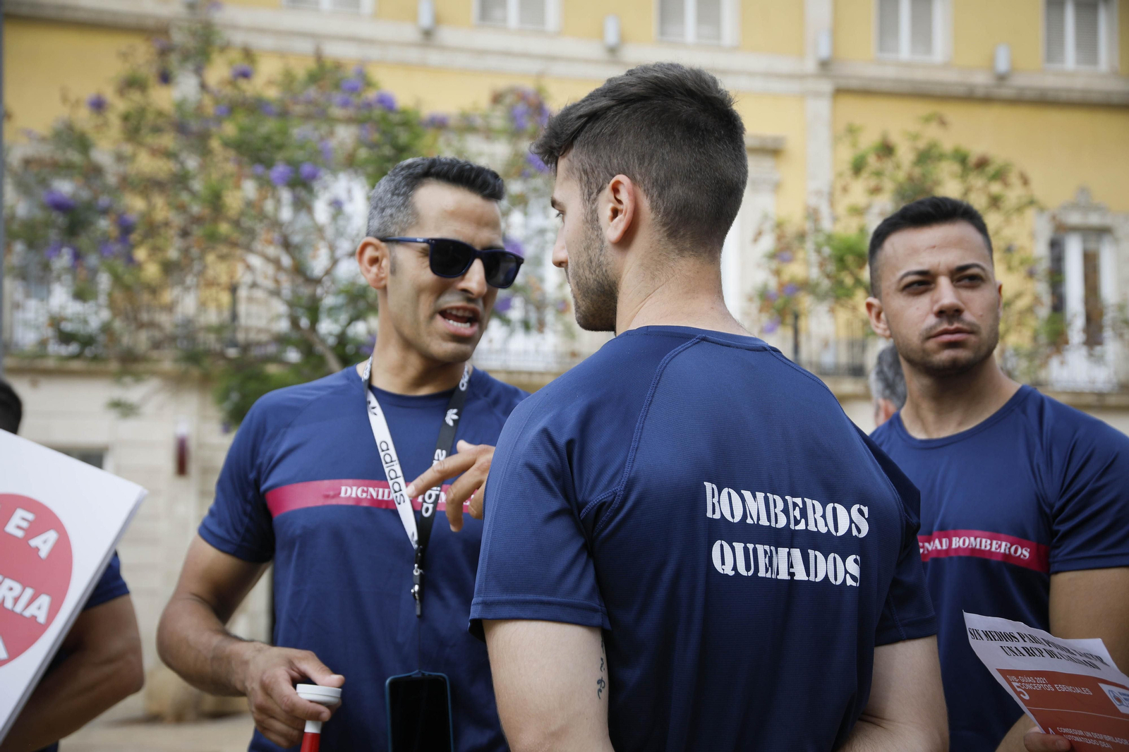 Manifestación de los bomberos quemados de Almería, en imágenes