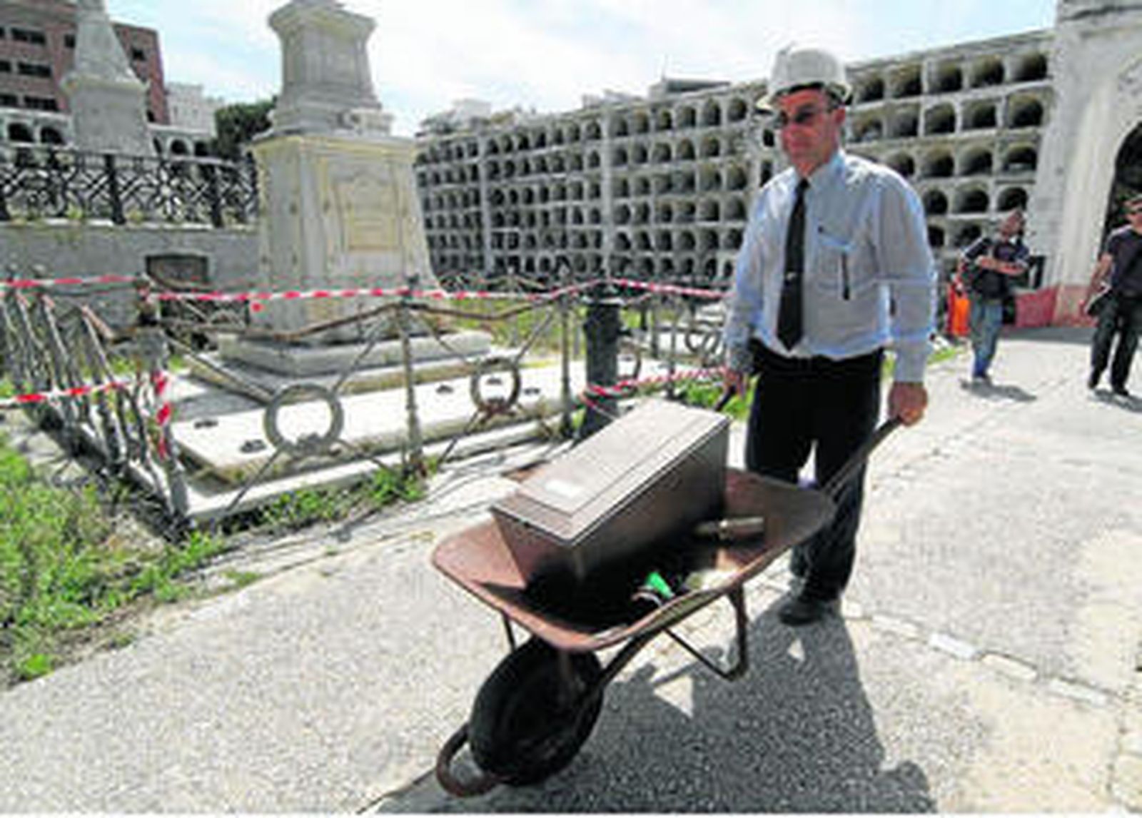 Un operario de Cemabasa traslada los restos de Don Rosendo desde su nicho hacia la capilla.