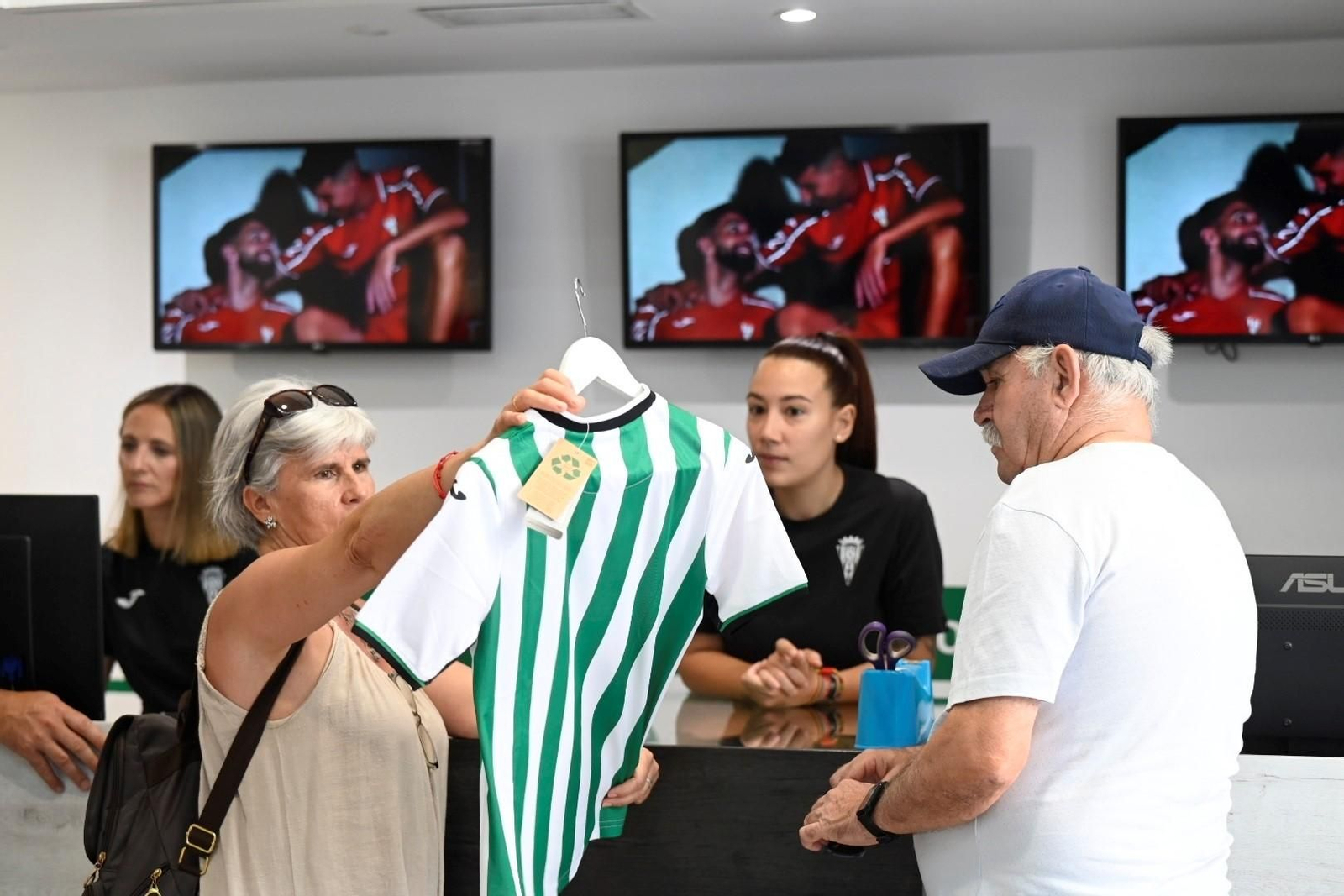 Las mejores fotos del primer día de venta de las nuevas camisetas del Córdoba CF