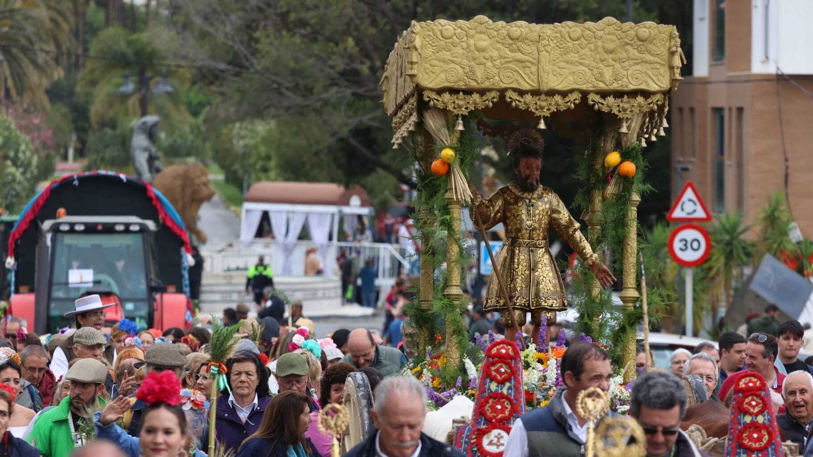 La talla de San Isidro, decorada con flores frescas.