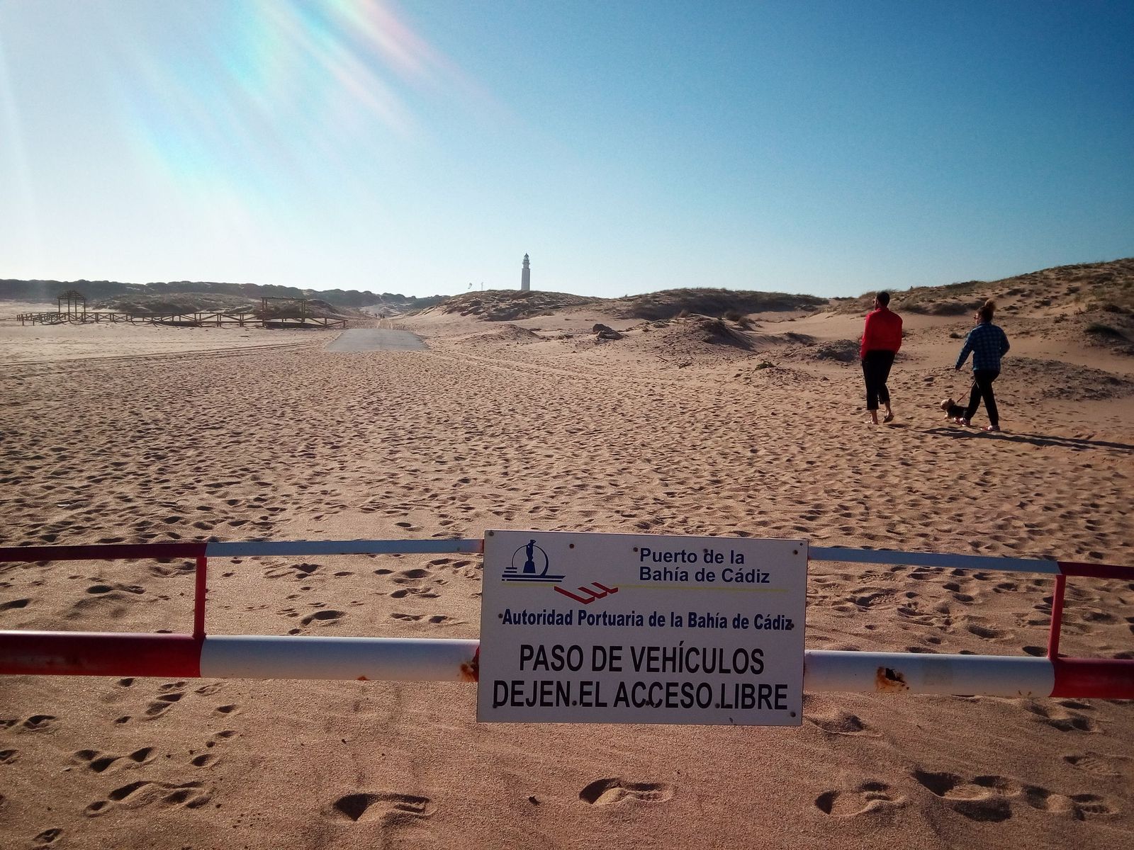 Una barrera impide al acceso al faro de Trafalgar en autobús o vehículos particulares, mientras que la arena dificulta el acceso a pie a esta zona histórica.