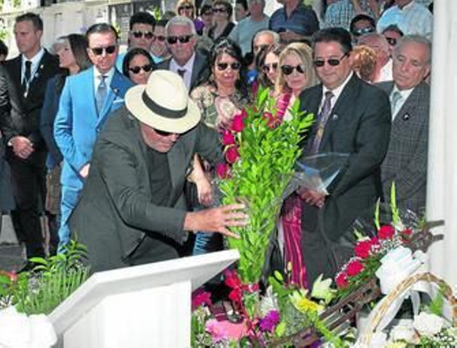 Amador Mohedano coloca un ramo de flores en la tumba de su hermana Rocío Jurado.