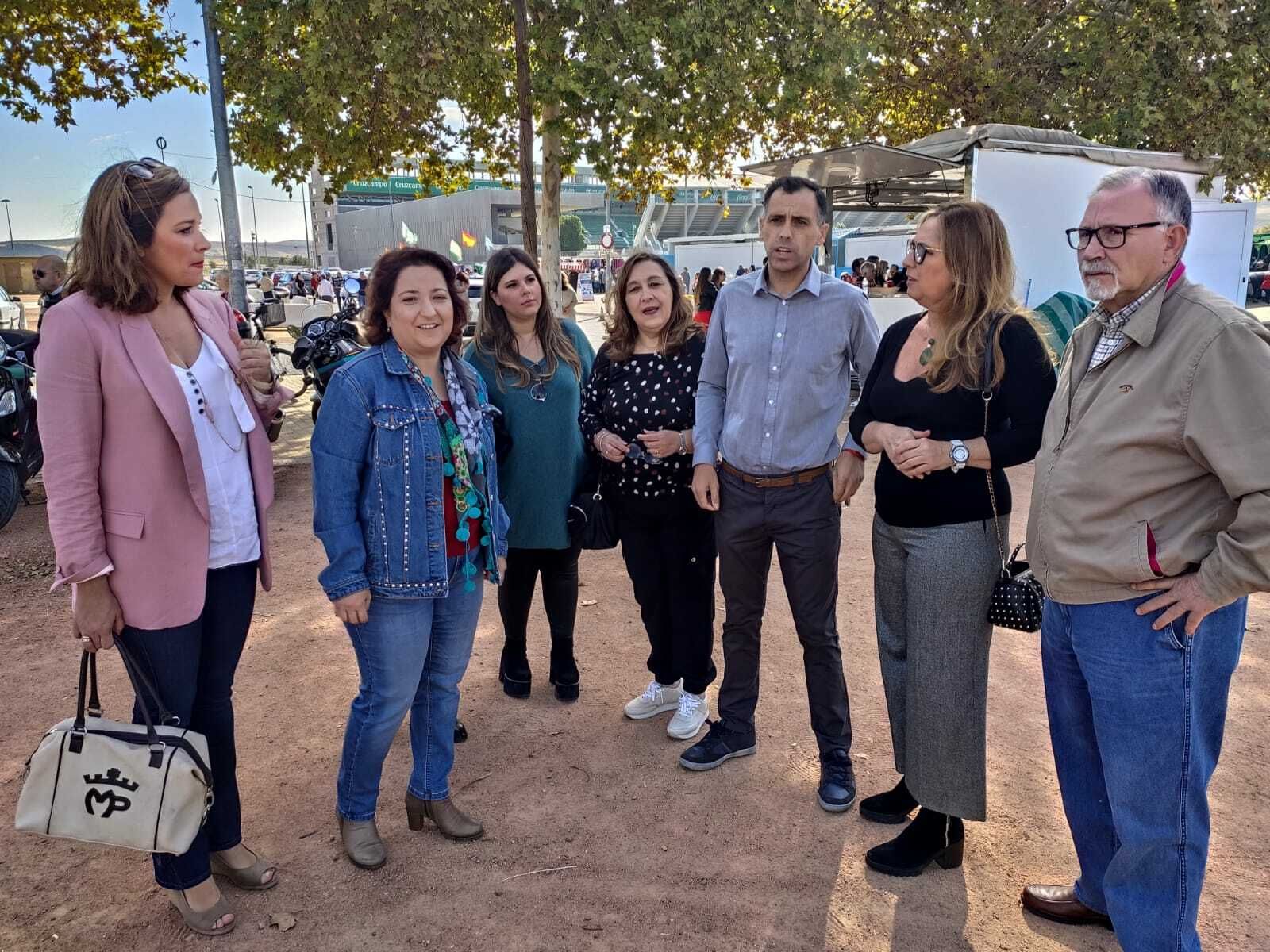 Paseo electoral del PSOE en el mercadillo de El Arenal.