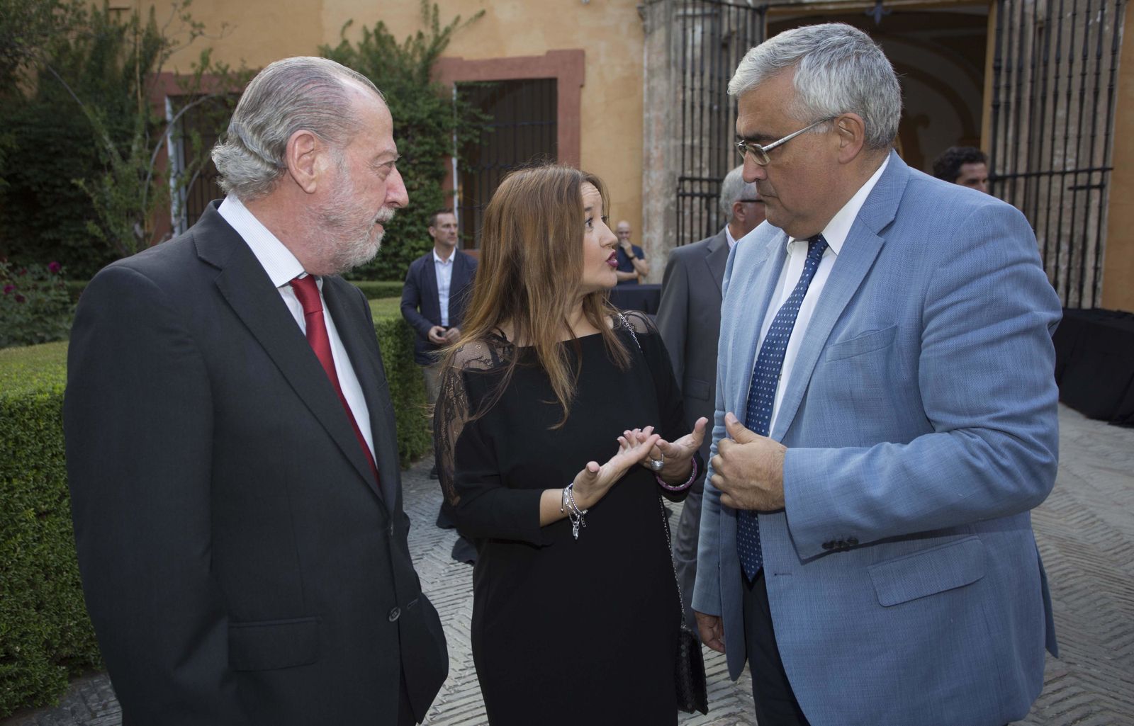 Fernando Rodríguez Villalobos, Verónica Pérez, secretaria general del PSOE de Sevilla, y el consejero de Economía Antonio Ramírez de Arellano.