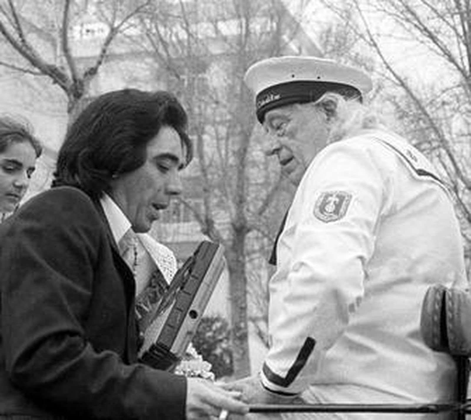 El recordado Pepe Benítez magnetófono en mano realiza una entrevista a Alberti, pregonero, en el coche de caballos del cortejo que le llevaría al tablao de la plaza de San Antonio.