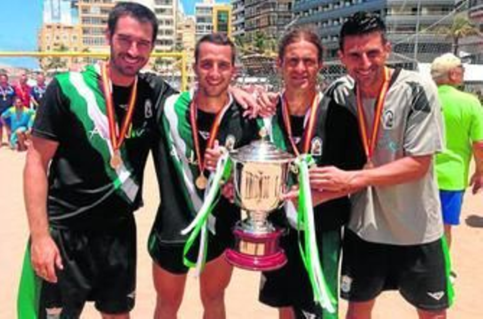 Los cuatro representantes onubenses posan con el trofeo de campeón conquistado ayer en tierras canarias.