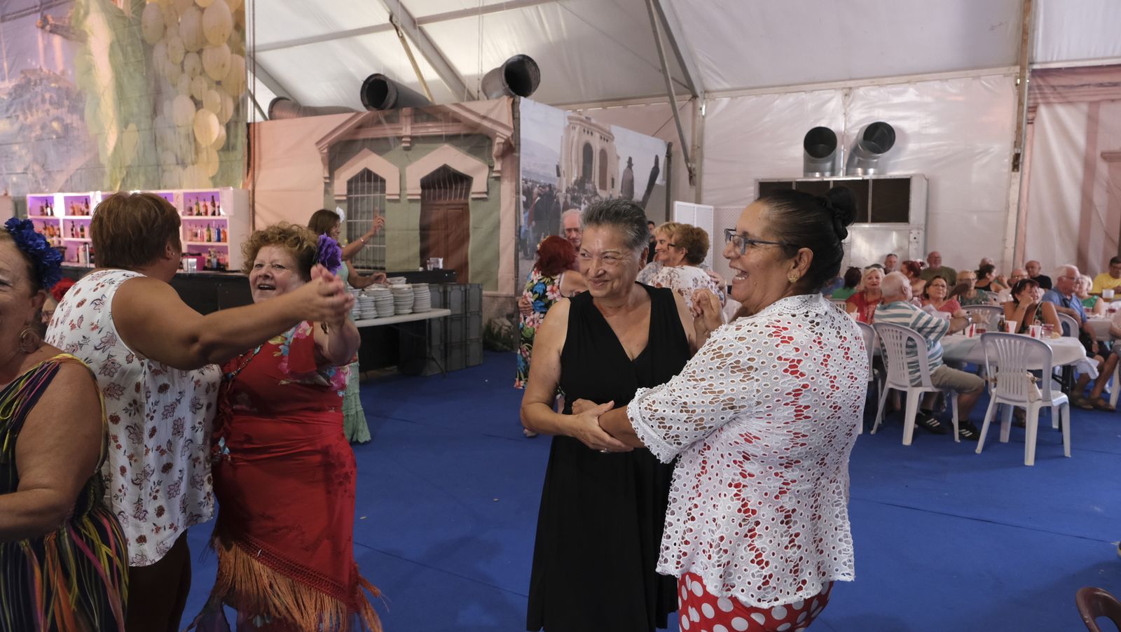 Imágenes de la comida homenaje a los mayores en la Caseta Municipal de la Feria de Almería 2022