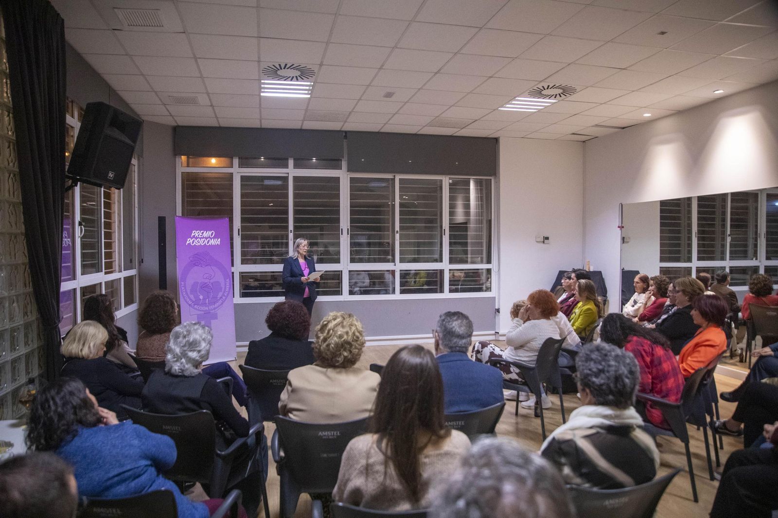 La Plataforma de Acción Feminista en Almería rinde homenaje a las mujeres de la Desbandá con su II Premio ‘Posidonia’ a Loli Sierra, vicepresidenta de la Asociación Memorialista de la Desbandá, en imágenes