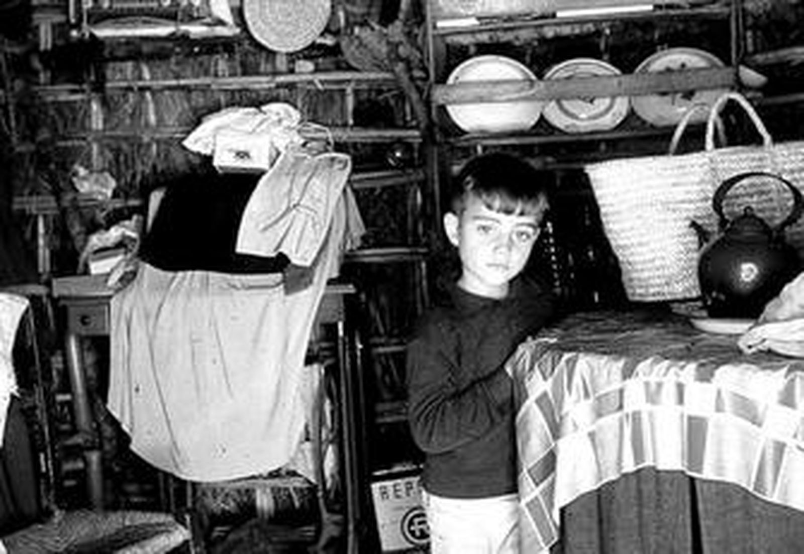 El interior de una de las chozas visitadas por el antropólogo norteamericano.