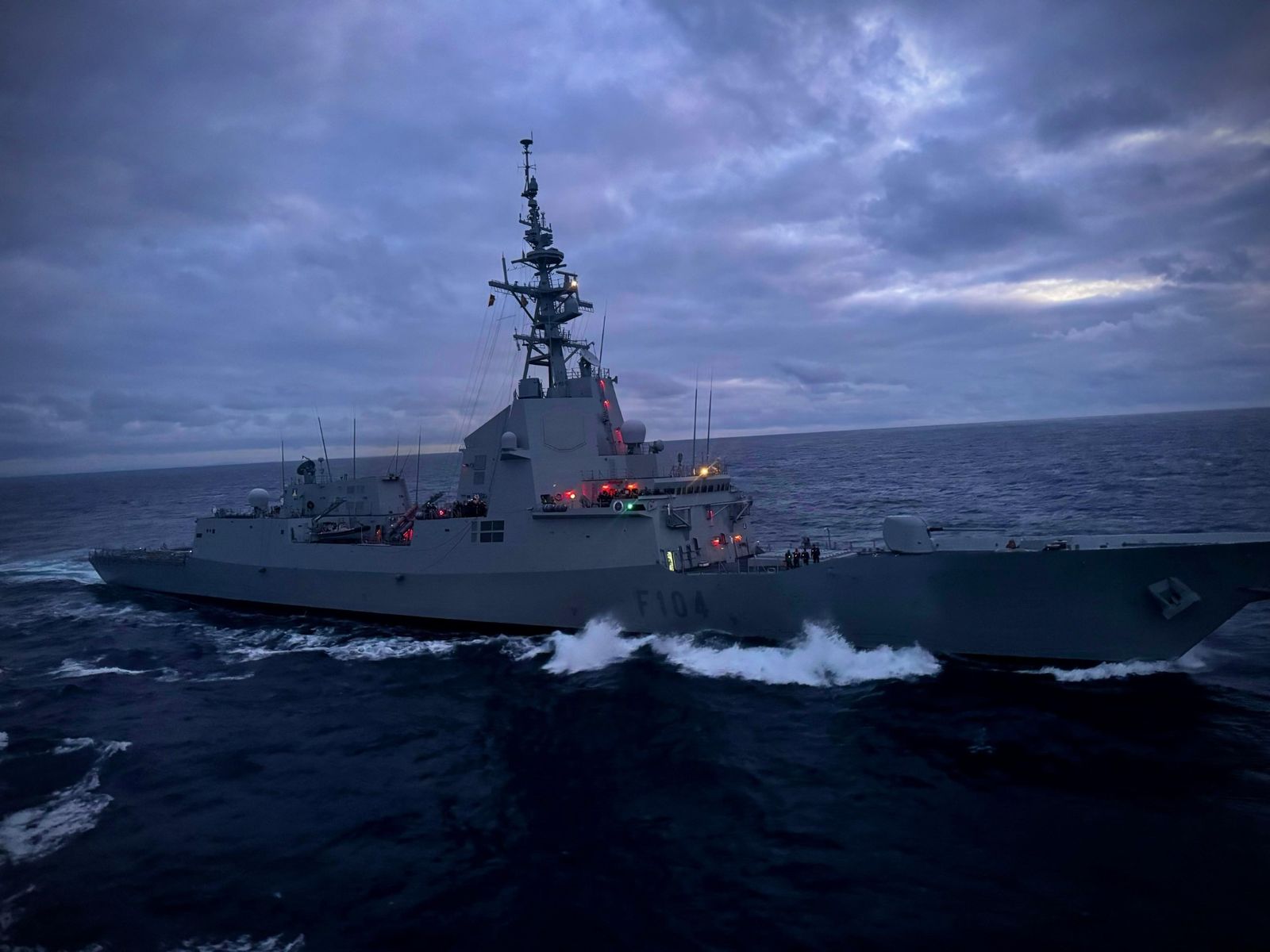 Uno de los buques de la Armada participantes en las maniobras.