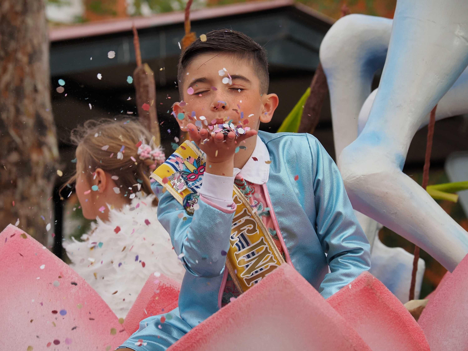 Las mejores imágenes del colorido pasacalles del Carnaval de Isla Cristina