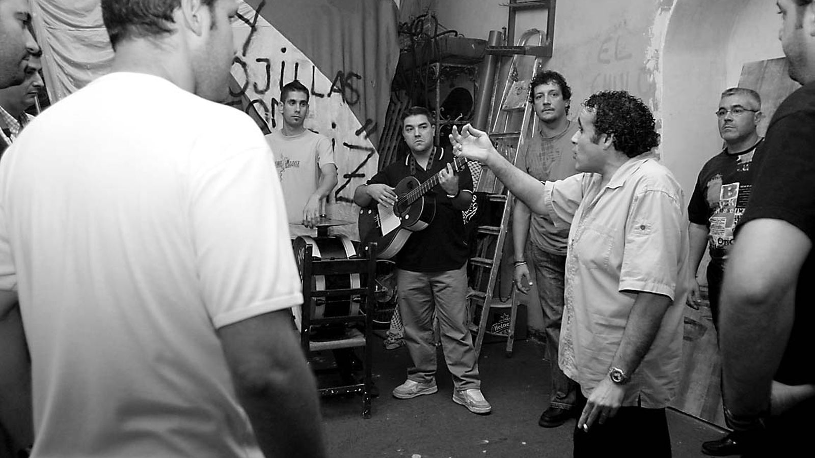 El Noly en la trastienda del Cambalache durante un ensayo de la chirigota 'Las que salieron del bote' del año 2005.