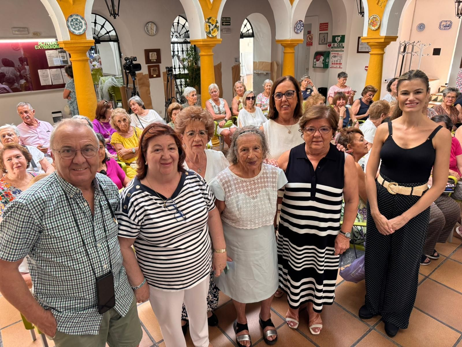 Dolores Sánchez (segunda por la derecha), delegada de Inclusión Social, Juventud, Familias e Igualdad de la Junta de Andalucía en la presentación de Júntate junto a la dirección del centro de mayores Córdoba I
