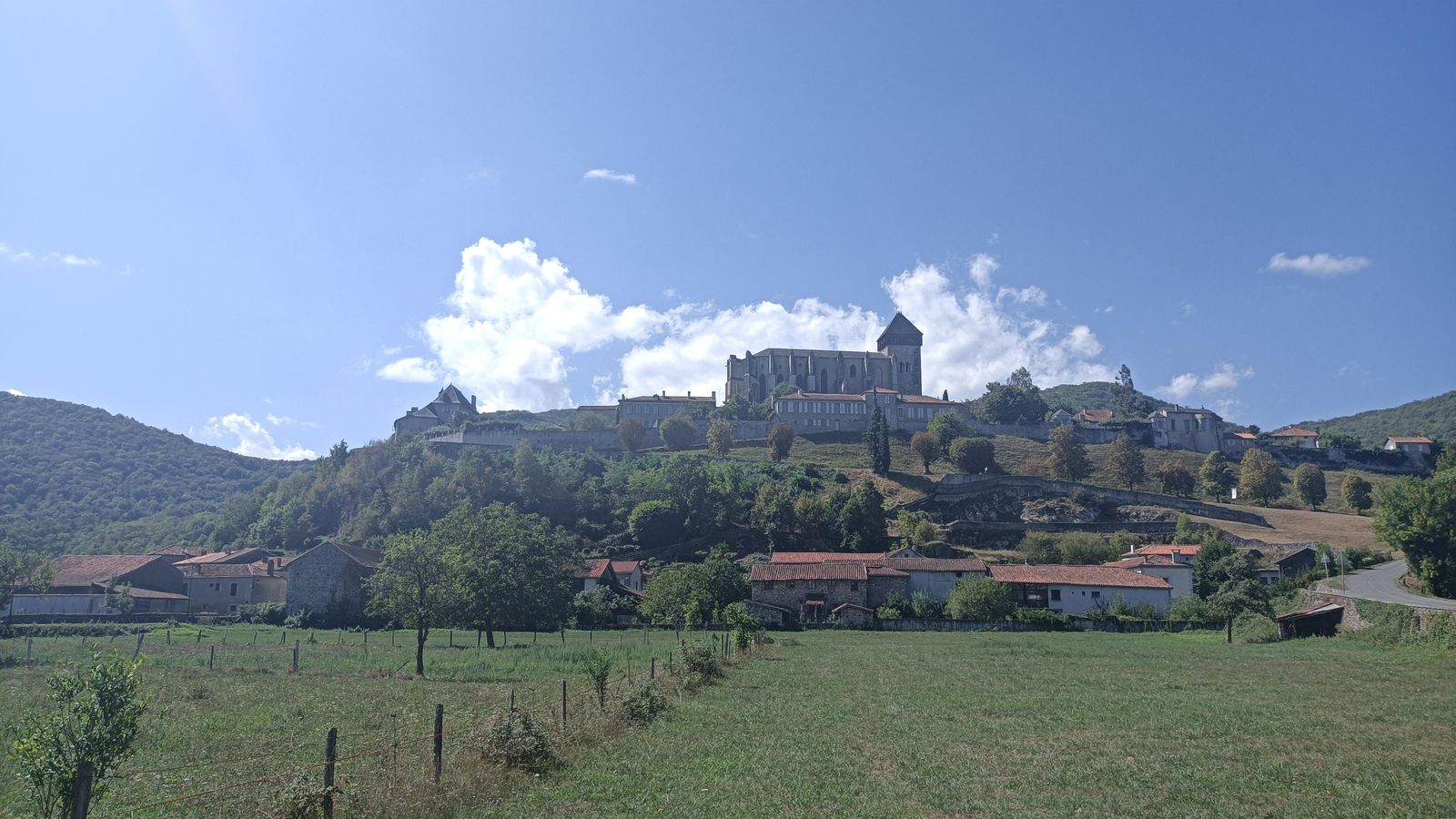 Vistas de Saint Bertrand de Comminges, con la catedral dominando el pueblo