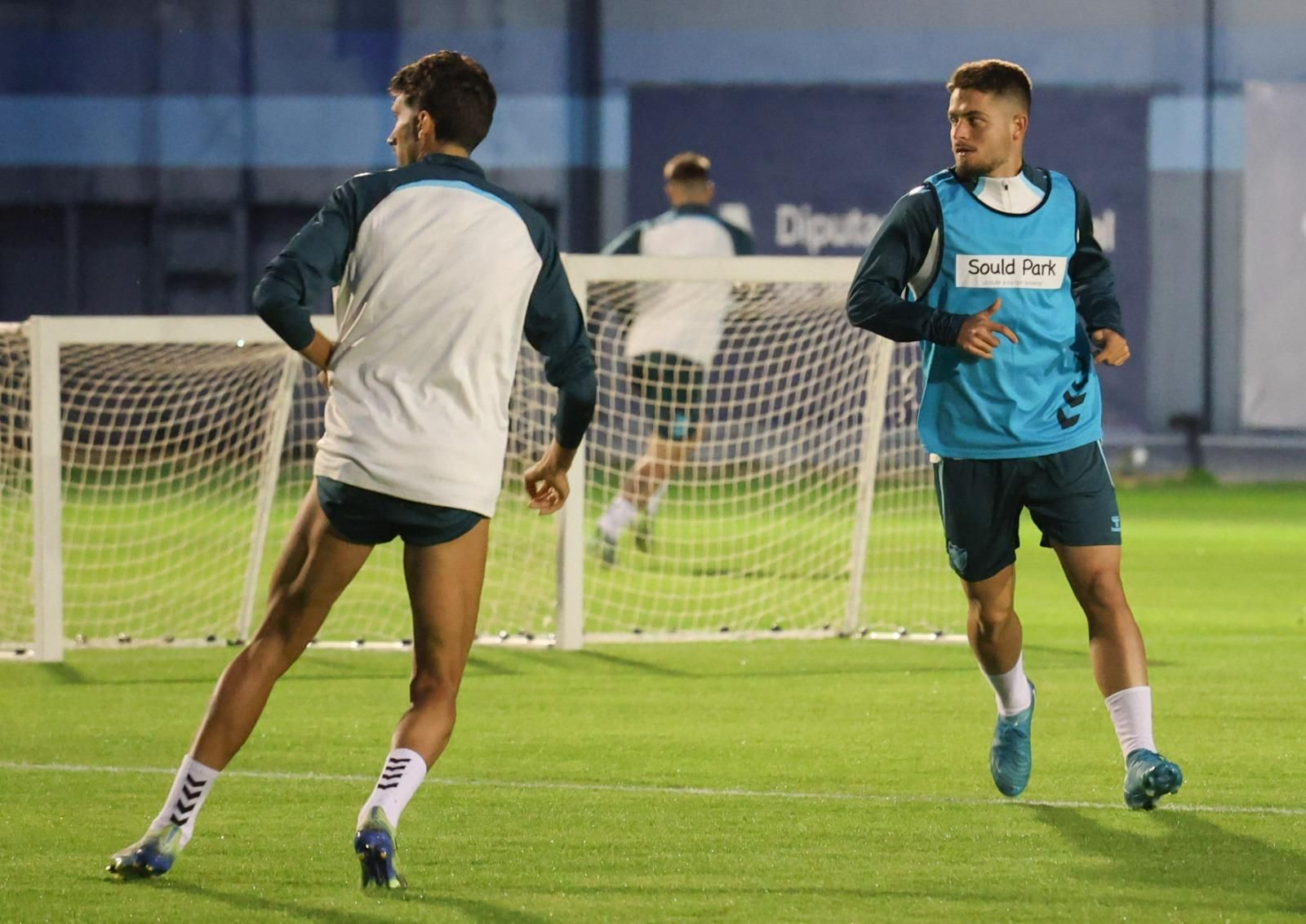 El Málaga CF prepara la cita de Copa ante el Estepona con los menos habituales apretando