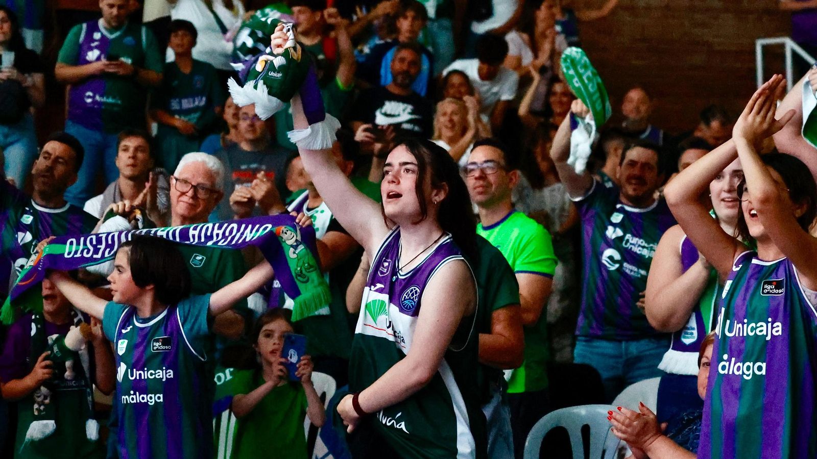 La locura en Los Guindos: ¡Búscate durante la final de BCL del Unicaja!