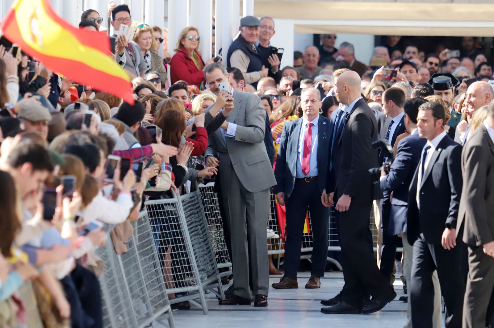 Imágenes de Don Felipe y Doña Letizia arropados por el cariño de los almonteños