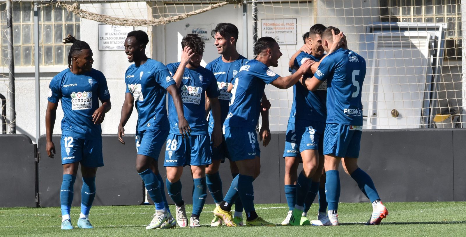 Los jugadores del Córdoba CF celebran un gol.