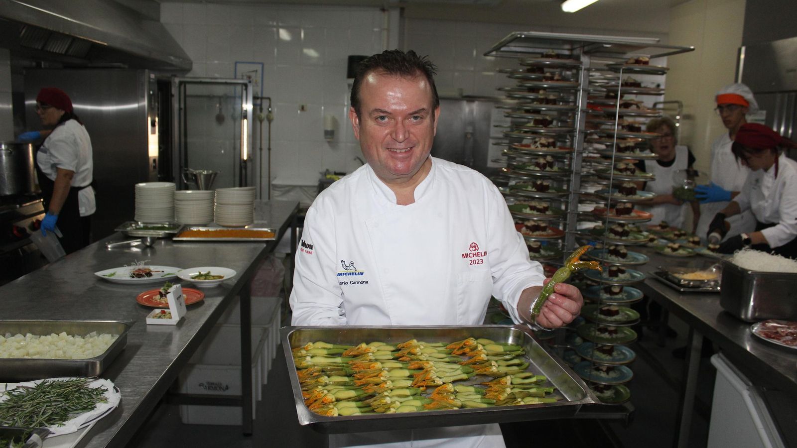 El chef preparando los platos.