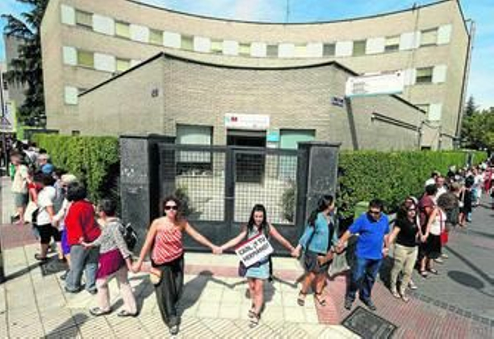 Concentración ayer ante el hospital madrileño Gregorio Marañón contra la reforma sanitaria.