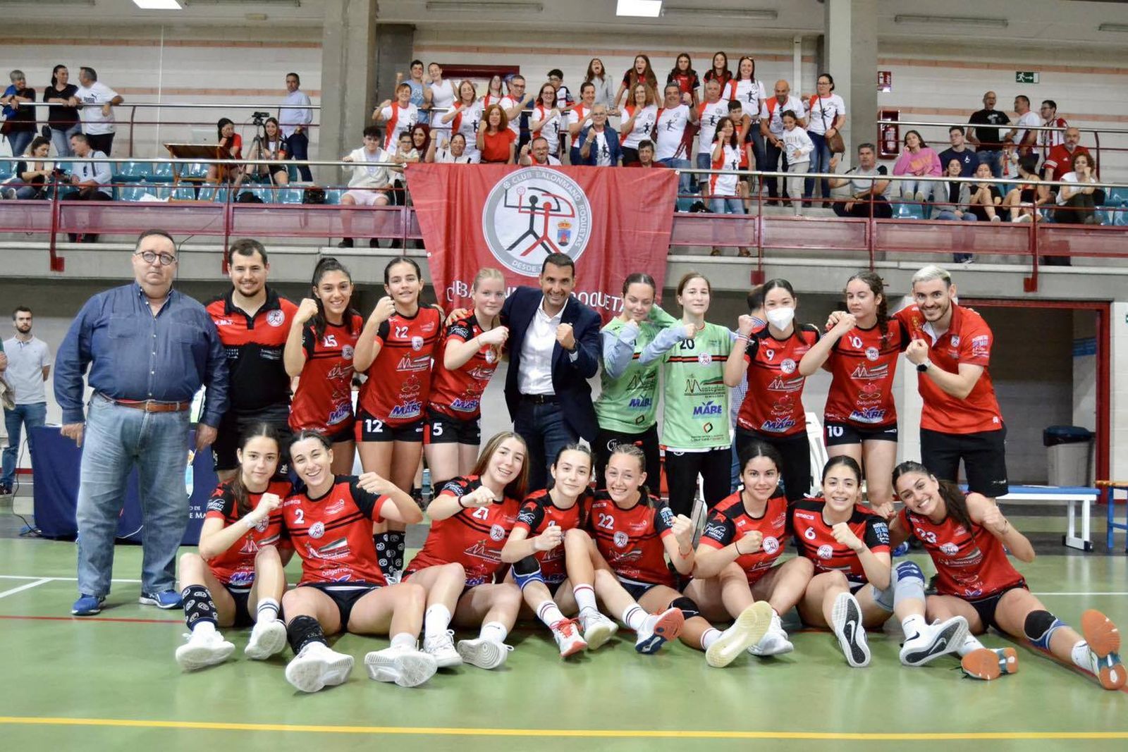Las jugadoras rojillas celebran el triunfo