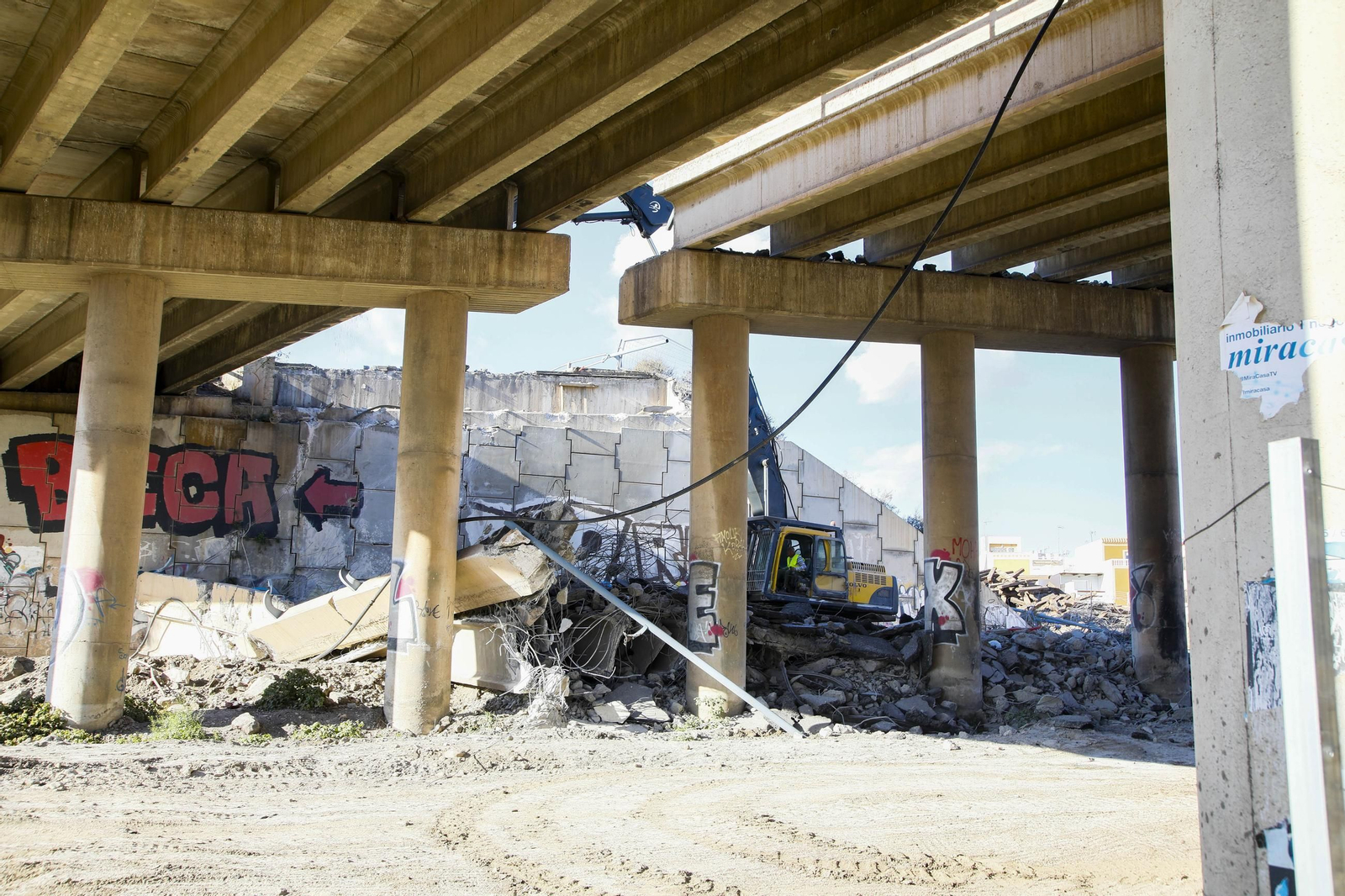 Las mejores imágenes del derribo en el puente de la autovía del aeropuerto y el túnel de La Goleta