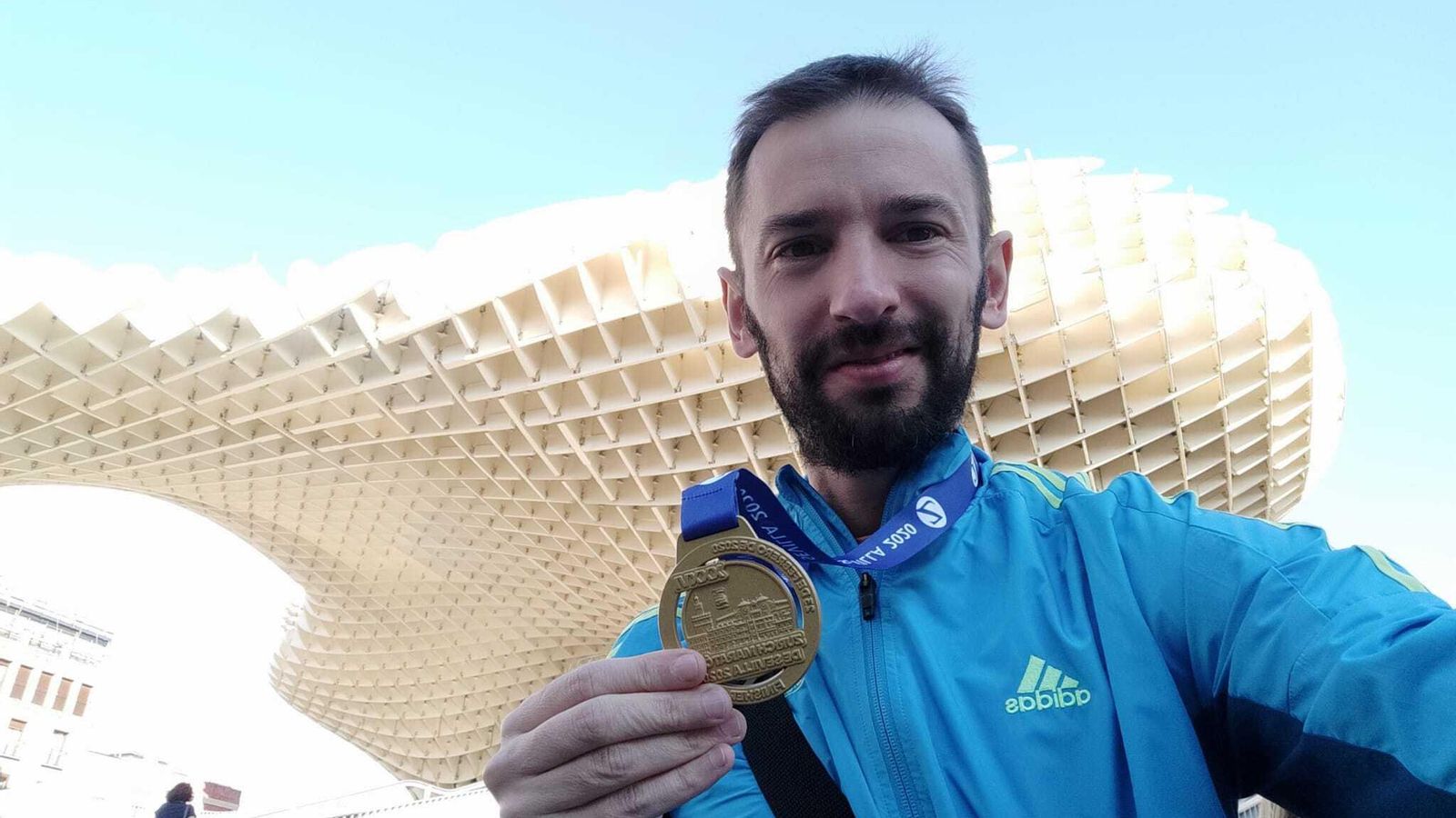 Óscar Campos posa en la Setas de la Encarnación con su medalla de 'finisher' del Maratón de Sevilla.