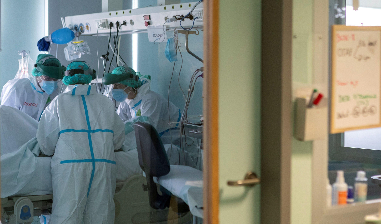 Varios profesionales sanitarios atienden a una paciente covid.