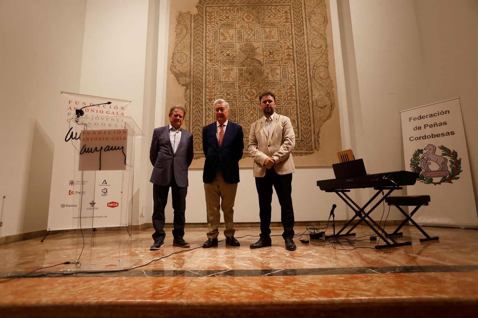 La exposición que repasa en retratos la vida de Antonio Gala, en imágenes